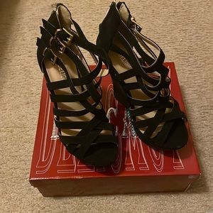Delicacy strapped wedges size 6 black